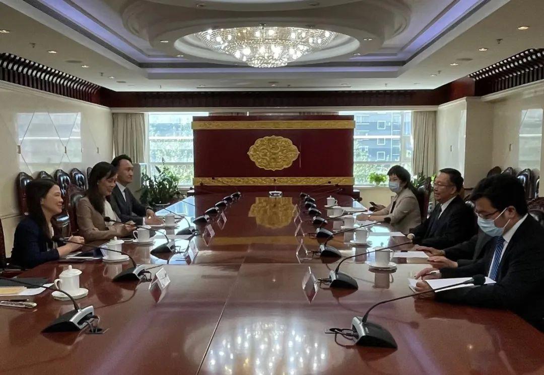 探索未来，澳门与香港在2025的新机遇与挑战下的精准策略解析,2025新澳门和香港天天免费精准精选解析、落实与策略